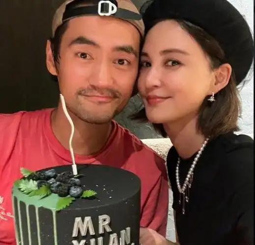 袁弘生日晒全家福,张歆艺与儿子拥吻老袁,5岁四坨超像妈妈