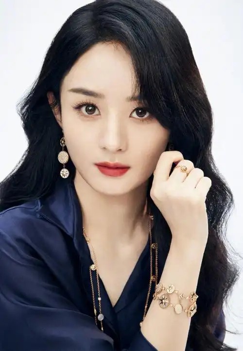 赵丽颖红唇卷发精致妩媚 皮肤白皙稚嫩人比花娇