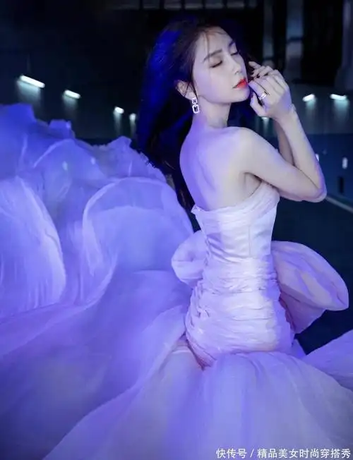 杨颖仙女感满满,浅粉色拖尾礼服裙太绝美了,优雅又有女人味