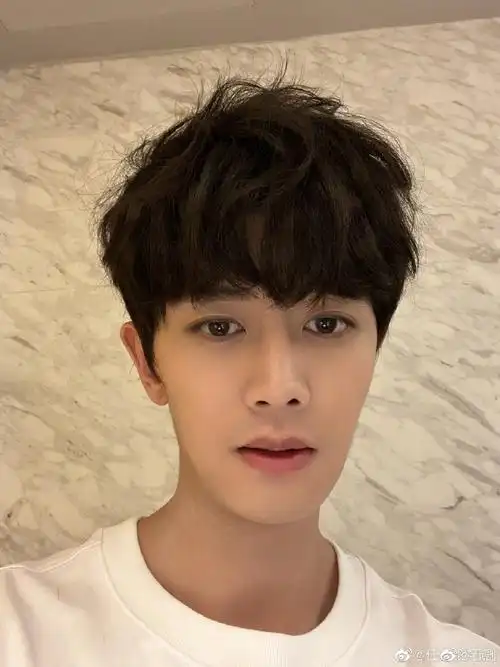 任嘉伦兔年怼脸三宫格#任嘉伦今日晒兔年素颜怼脸三宫格大家都要新年