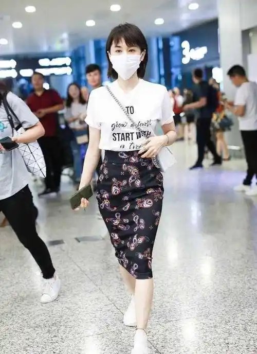 王子文真的太会穿了白t恤配印花包臀裙时髦减龄像00后小姑娘