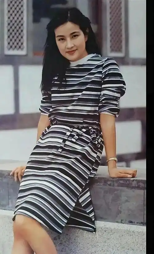 看了刘晓庆的旧照才明白姜文陈国军为啥前仆后继原来是太美