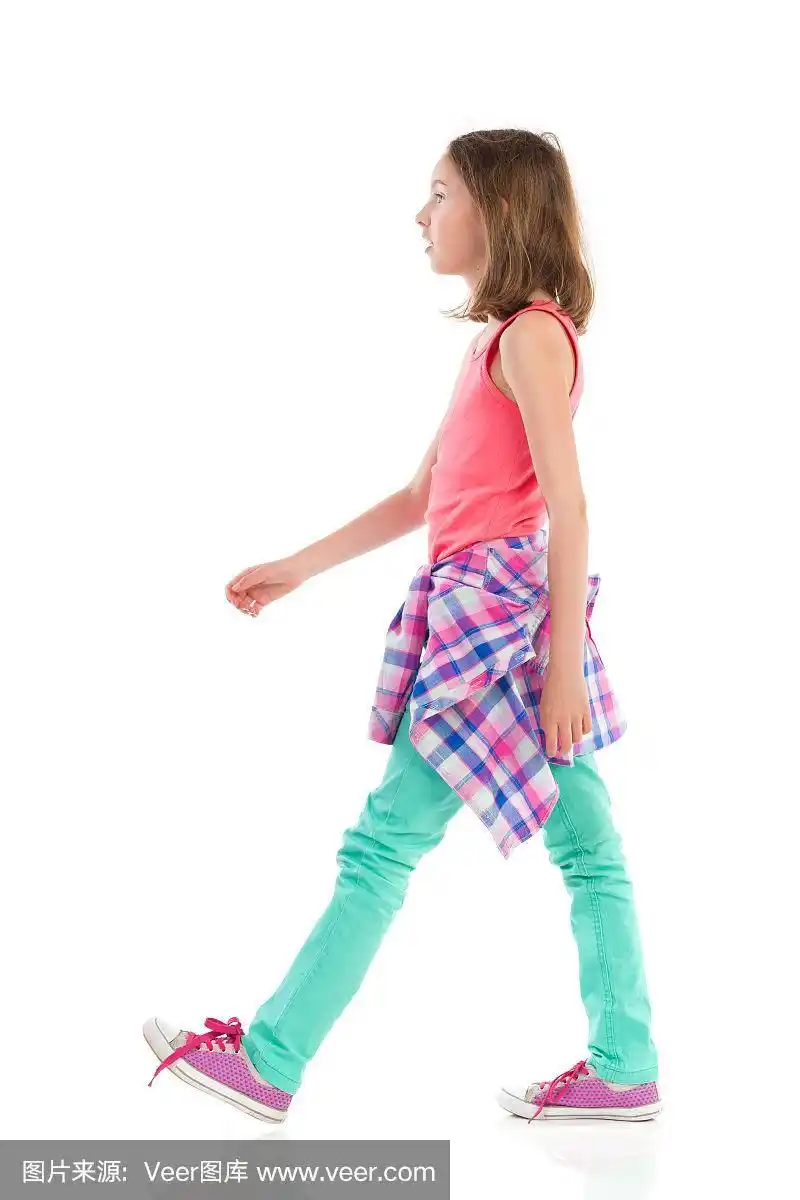 走路的女孩,侧视图.