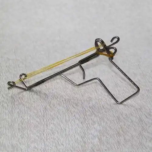 早期自制的比较多,比如用铁丝弯成的或用筷子或木头制作的简易皮筋枪