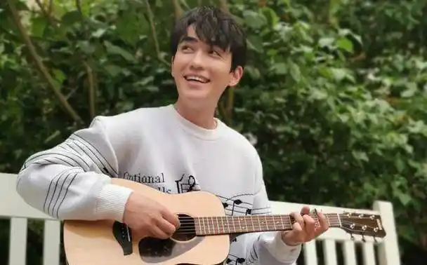 朱一龙就傻乎乎地站在外边,站了一天,目不转睛地盯着一个烤红薯的摊子