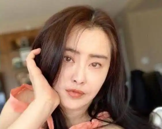 53岁王祖贤近照,再被拍到诵唱经文,扎丸子头仪态欠佳无女神样_一身