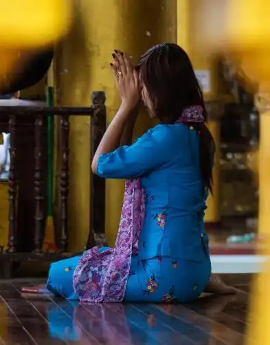 拜佛女子图片唯美