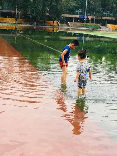 等风等雨等成湖 孙子操场踩水忙 - 美篇
