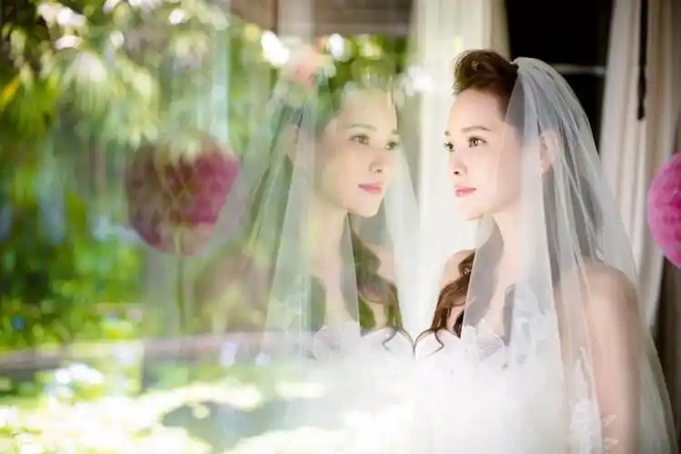 伊能静秦昊婚礼照曝光 手捧鲜花幸福洋溢_结婚攻略_武汉得意结婚网