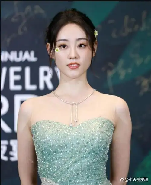 在春暖花开的季节里,娱乐圈焦点人物祝绪丹以一袭惊艳的浅绿色开叉