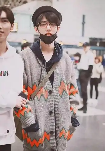 易烊千玺选择的深棕色的贝雷帽也是属于比较不好驾驭的,带上一个细框