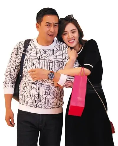 王晓晨饰演的女主,在剧中有很多抱着男主张嘉译胳膊的镜头.