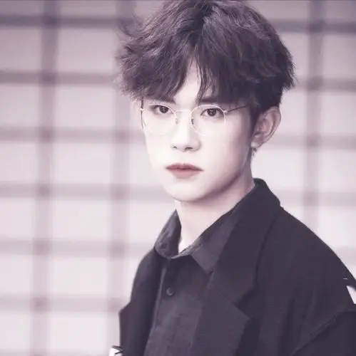 易烊千玺滤镜头像