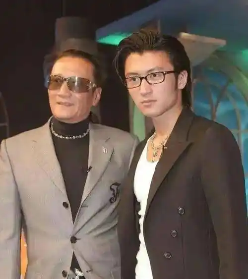 谢霆锋现身澳门,素颜编发越来越像老爸谢贤,提起王菲一脸笑意_运动