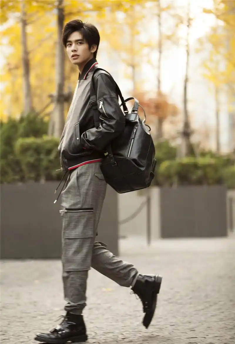 黄景瑜,1992年11月30日出生于辽宁省丹东市,又是一位新晋男神,身高187