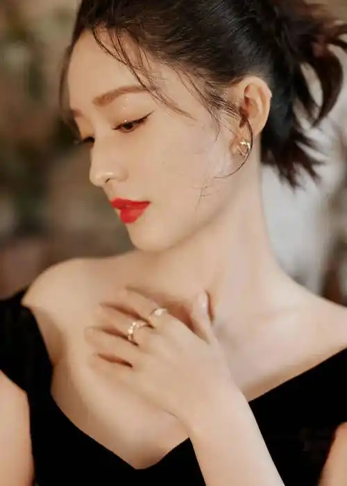 女星李沁时尚写真:窈窕淑女,娇小玲珑