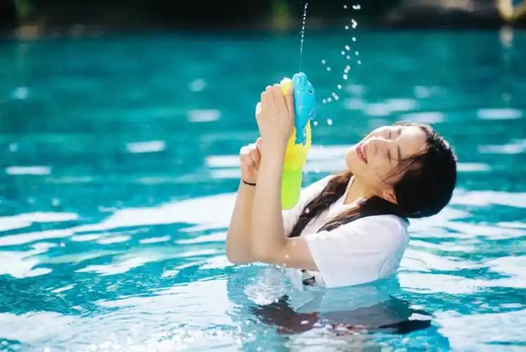 模仿易梦玲拍的一组泳池校服写真