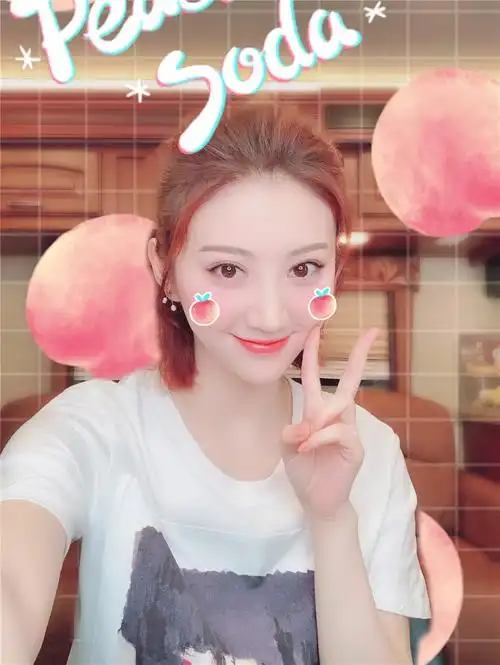 景甜俏皮"比耶"送祝福 隔空与粉丝逗趣互动