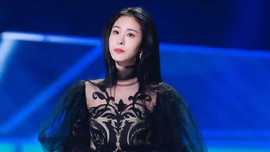 疑似张碧晨挺孕肚彩排照曝光 小肚隆起四肢纤细_综艺_高清1080p在线