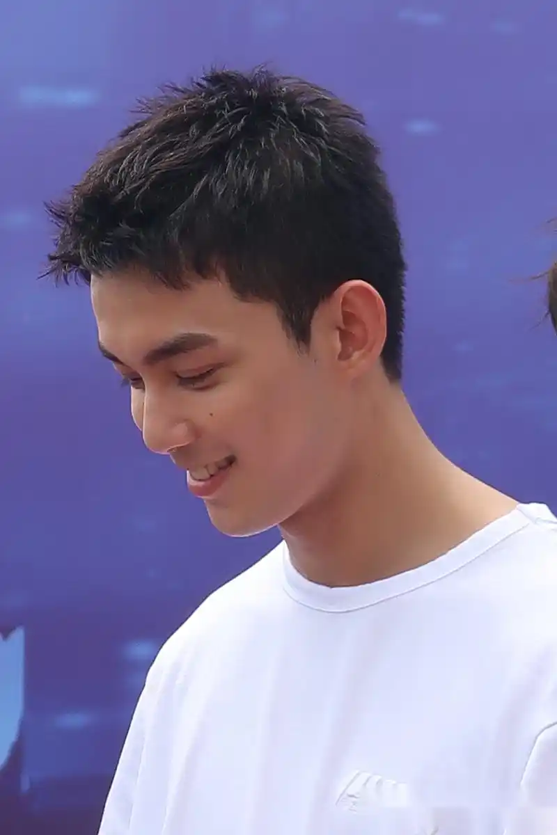 今日吴磊现身开机仪式,黑发寸头造型又man又撩.小易真的可以了,你们呢