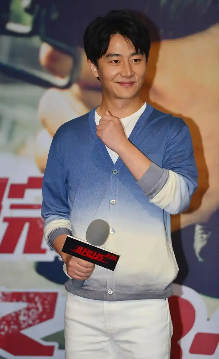 黄轩的鼻子是上帝捏的吧?  鼻子好大啊,真是男人中的极品!