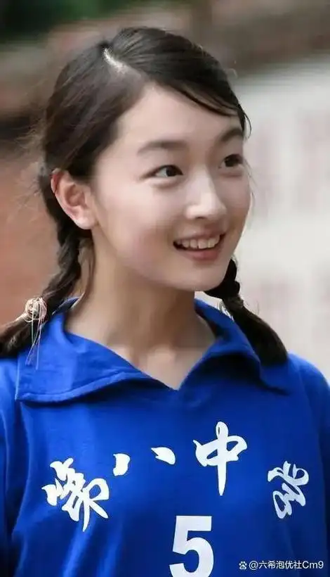 谭松韵以清纯可爱的外表和卓越的演技赢得了观众的喜爱.