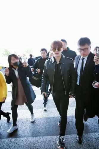 王嘉尔行程满档人气旺 "空中飞人"霸屏热搜