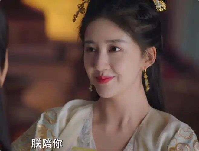 演员陈欣予本身并没有狐媚的长相,但却生了一张楚楚可怜,幼态十足的脸