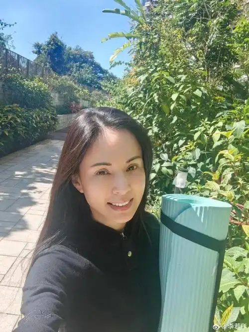 57岁李若彤晒照大方秀素颜,穿健身服不施粉黛:我和春天有个约会,去