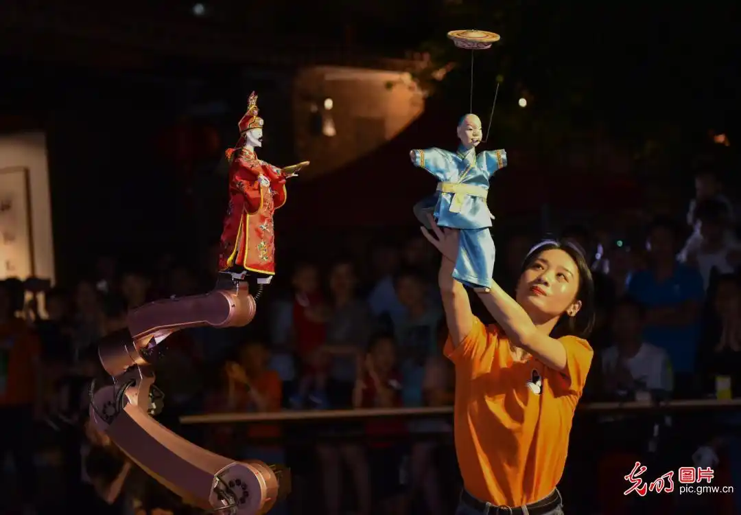 掌中木偶机器人亮相晋江