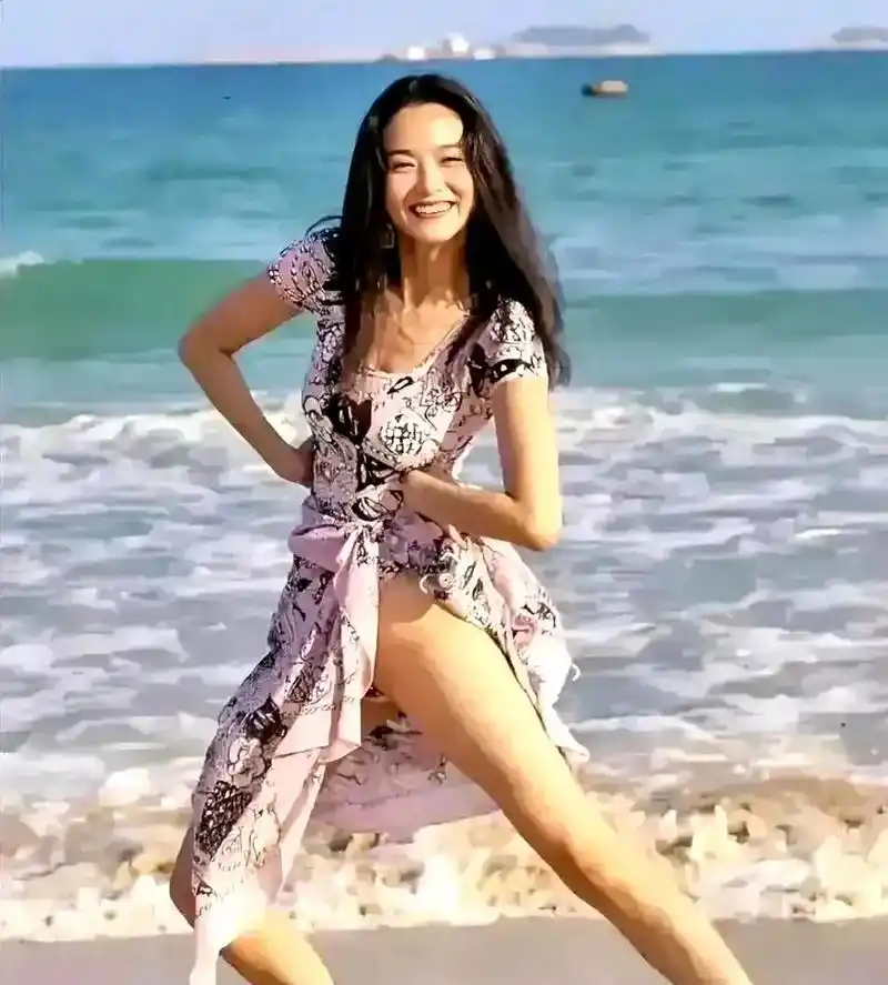 林青霞年轻时在海边拍摄的照片,她的姿势非常大胆,一般人不敢模仿.