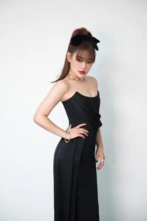 简介:袁娅维低胸飘带长裙时尚写真图片,分享一组袁娅维图片给大家,图