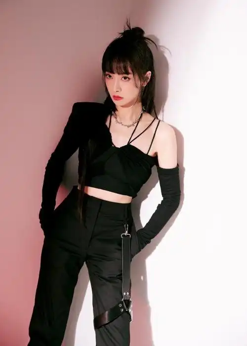 36岁宋茜重回女团时代,穿露脐装扎长辫子,秀出小蛮腰魅力无穷