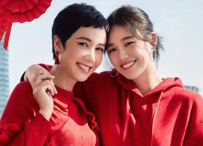 马思纯与小姨蒋雯丽合体拍大片网友两人都很有气质很养眼