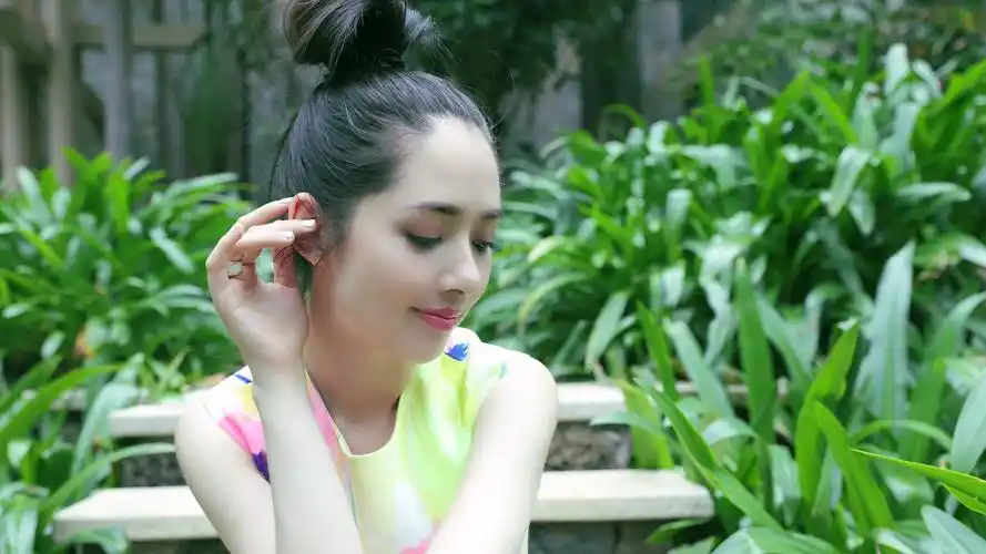 郭碧婷甜美海边花丛写真高清壁纸