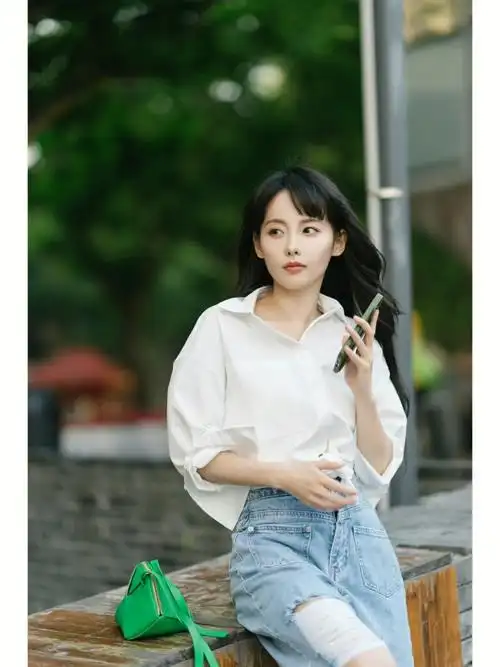 张嘉倪白衬衫牛仔裤清新街头随拍