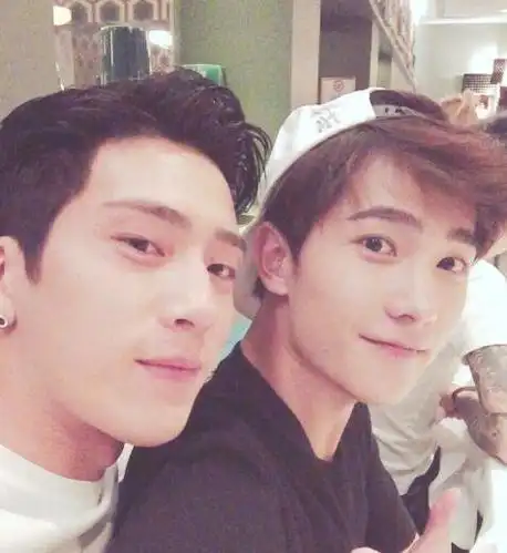 杨洋井柏然这对"好基友"在米兰男装周又碰到了,不知道两人还会不继续