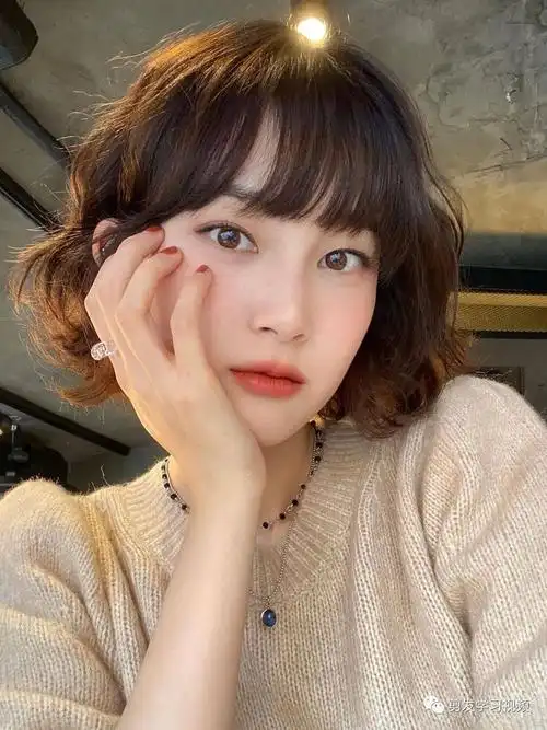 百看不厌冬短发烫