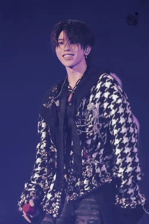 蔡徐坤ins##愚人节站姐团建