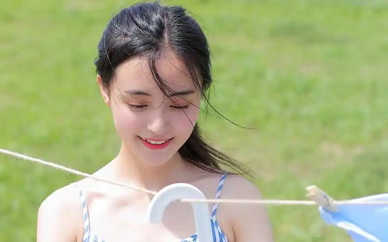 夏日水嫩吊带裙美女图片-美女壁纸-高清美女图片-第9图-娟娟壁纸