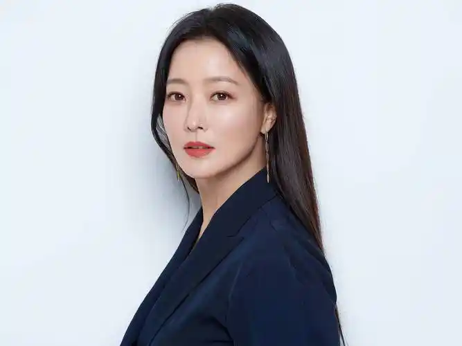金喜善近照曝光,冻龄美貌引发网友热议:不愧是韩国初代女神!