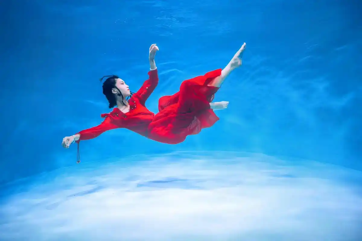 潜水女孩 #水下摄影 @dou 小助手 少女往向神明 期待 - 抖音