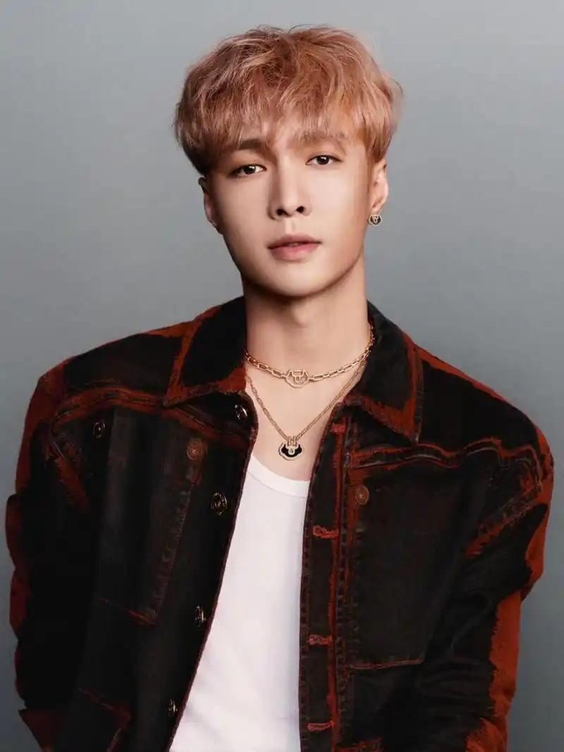 张艺兴新穿搭,红色夹克配橙色头发,未免太让人惊喜,竟意外地和谐帅气