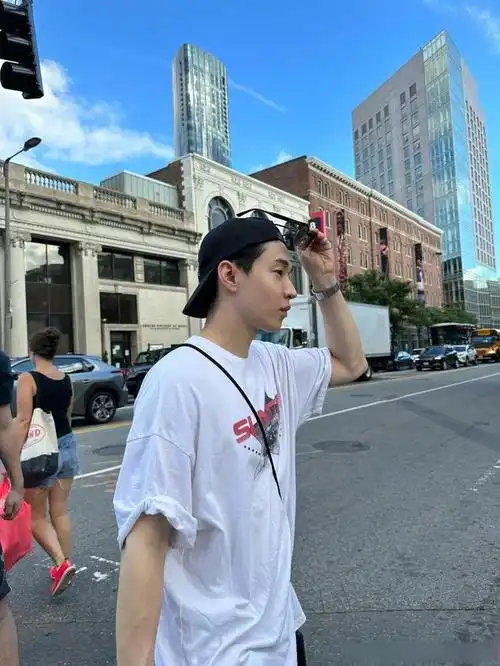 刘宪华是一位才华横溢的男艺人,他的多才多艺和富有亲和力的性格深受