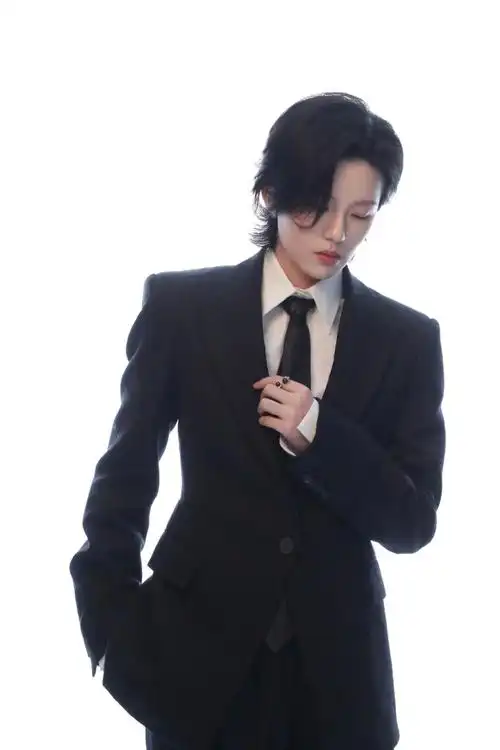 陆柯燃黑白双生大片