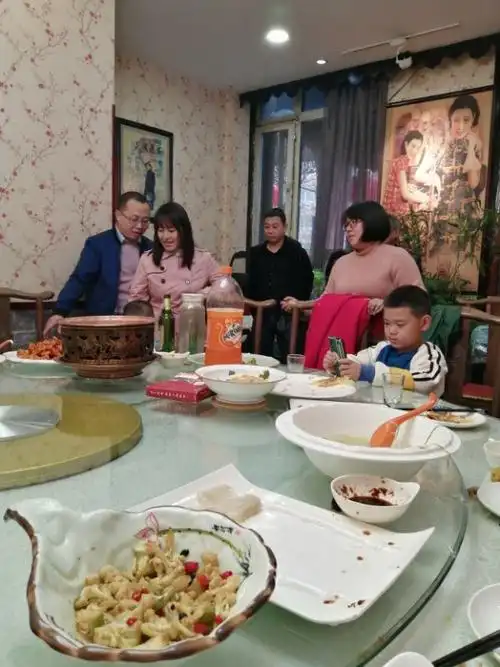 11.相亲相爱一家人相聚在老厨饭店,米兰请吃饭为三姑俩送行谢谢.