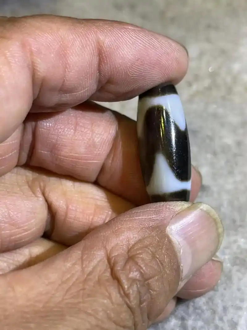 虎牙天珠,因其图案为连续的齿纹而得名. 虎牙天珠含 - 抖音