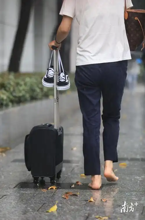 一些市民没有携带雨具,只能在暴雨中快速奔跑,有的市民选择赤脚走路