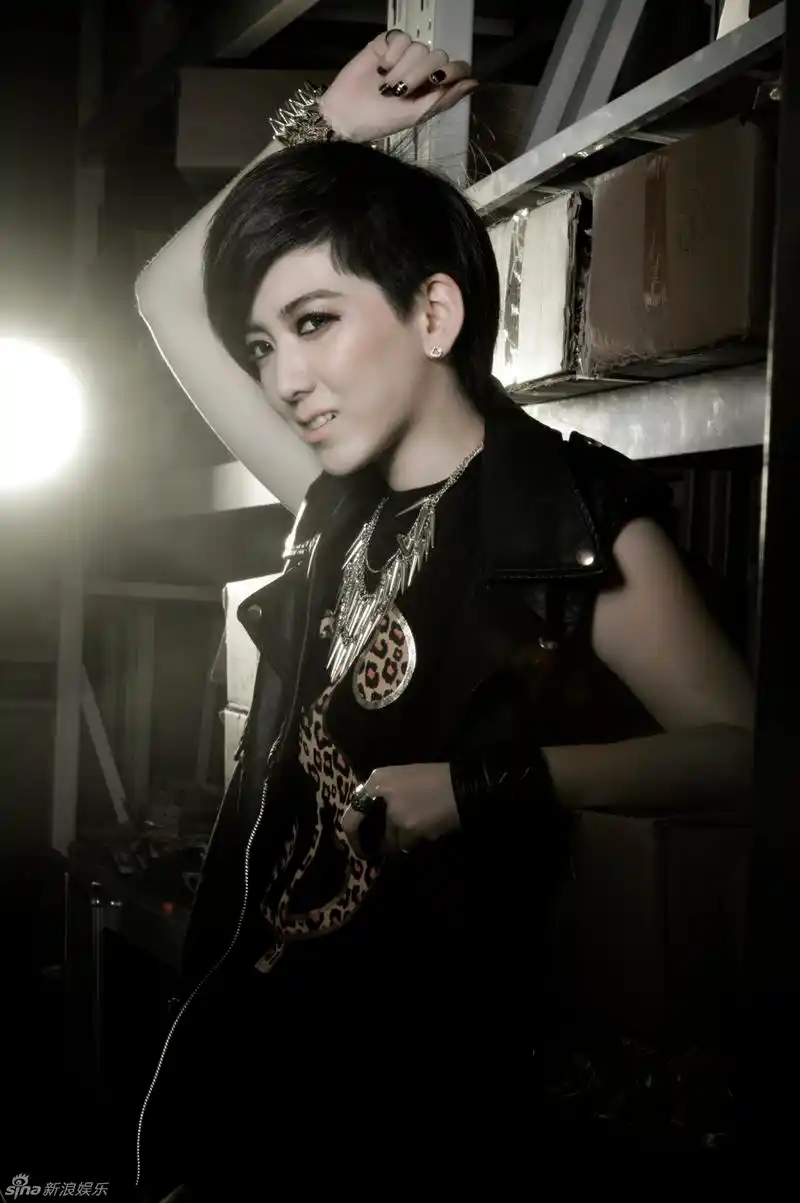 组图:刘忻写真帅气尽显 魅惑眼神独具杀伤力_高清图集_新浪网