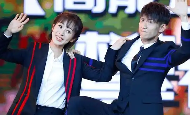 杨紫大学同窗结婚,张一山担任伴郎,戴眼镜封印颜值不抢新郎风头